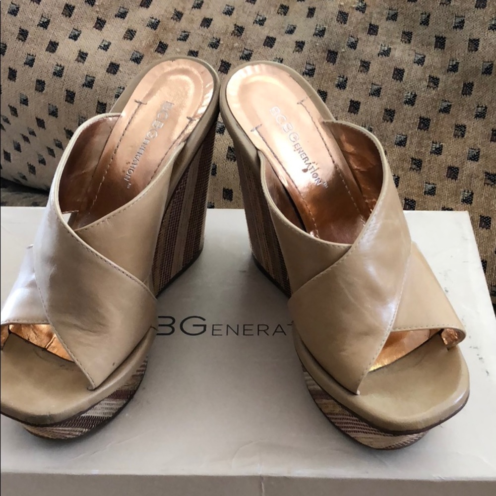 BCBG heels beige with neutral color stripes